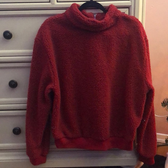 Red pullover - Picture 2 of 3